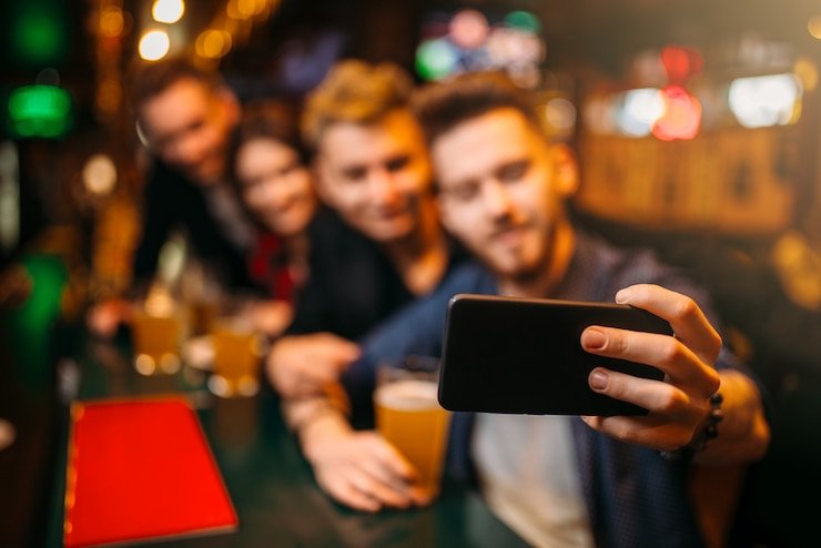 Pengguna menggunakan ponsel Android untuk mengakses platform hiburan sports dan casino online