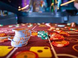 Suasana live casino interaktif dengan dealer nyata di platform fixbet88